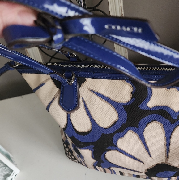 Coach Poppy Floral Blue and Cream Tote Bag Preowned - Picture 2 of 10